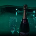 L'aura spa option champagne dans un jacuzzi avec ambiance