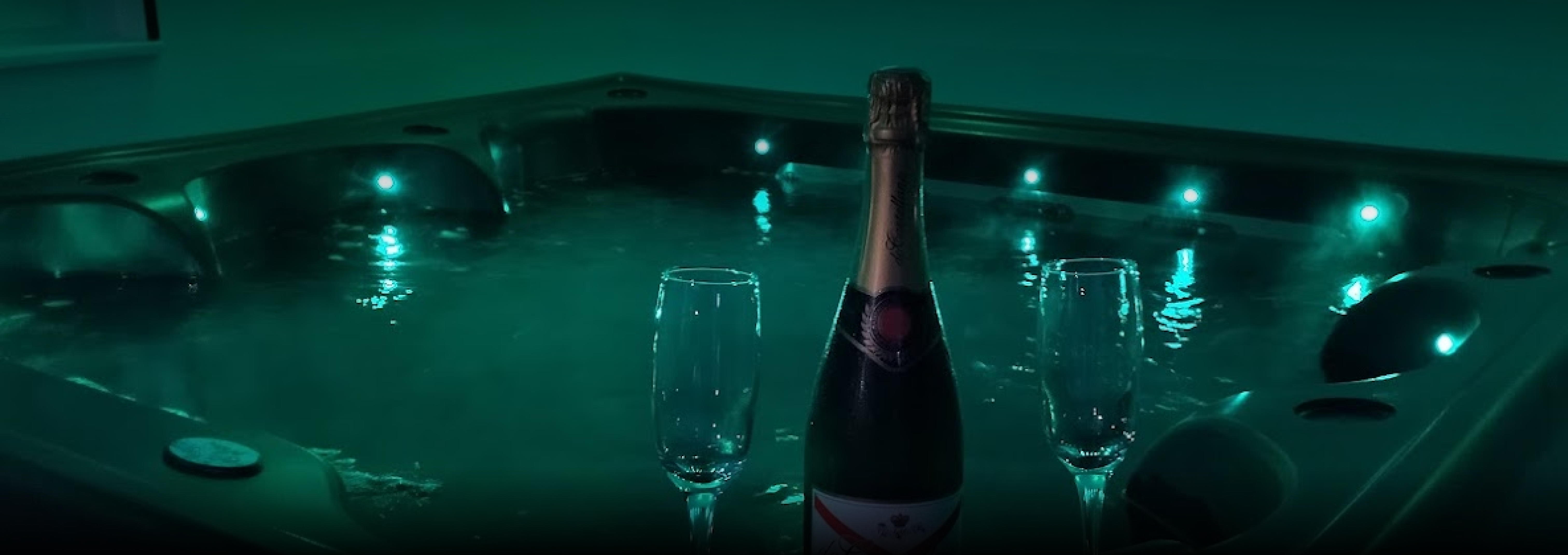 L'aura spa option champagne dans un jacuzzi avec ambiance