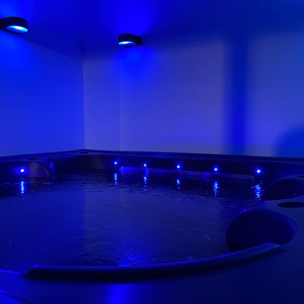 Jacuzzi ambiance bleu l'aura spa