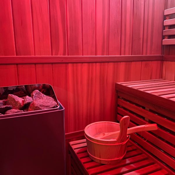 Sauna Finlandais_ Ambiance lumière rouge l'aura spa, spa privatif